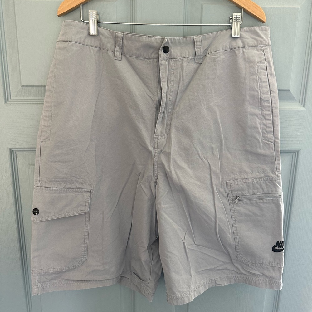 Nike Cargo Shorts. Mens Size 36. 65% Polyester/35% Cotton.